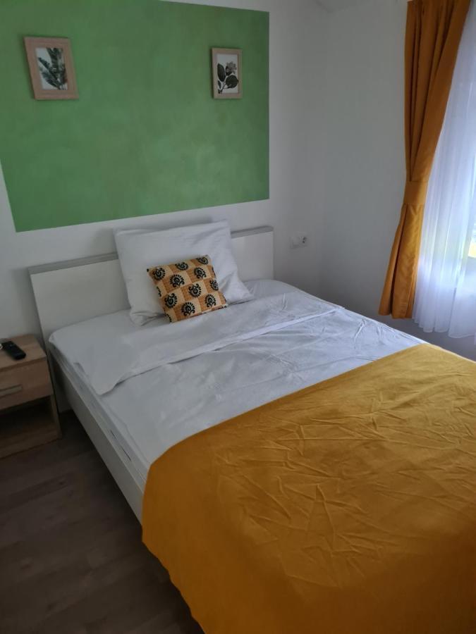 Restoran I Sobe Savic Bed and Breakfast Krnjak Exteriör bild