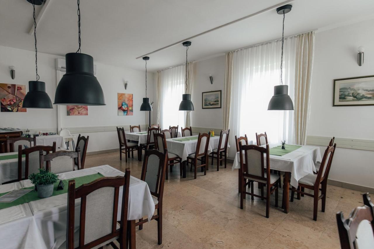 Restoran I Sobe Savic Bed and Breakfast Krnjak Exteriör bild